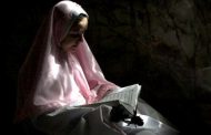 چگونه دختر نوجوانم را قانع کنم تا با علاقه نماز بخواند؟
