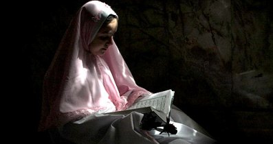 چگونه دختر نوجوانم را قانع کنم تا با علاقه نماز بخواند؟